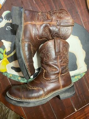 Ariat Original Cowgirl Brown Leather with embroidery size 7.5B
